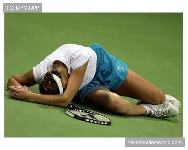 特写：37岁吉鲁在比赛第85分钟完成一次长达80米的全速回追后瘫坐在地